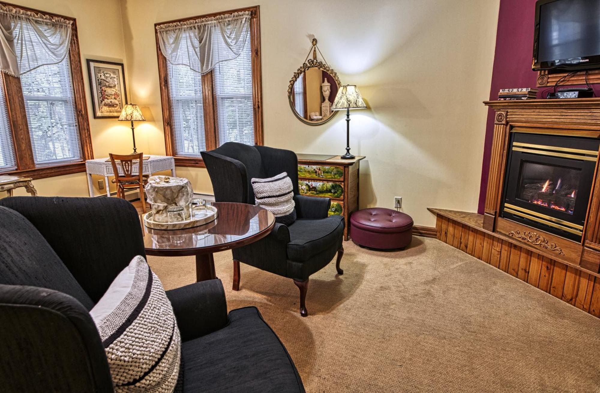 Rockwell Falls Inn And Wine Bar Lake Luzerne Oda fotoğraf