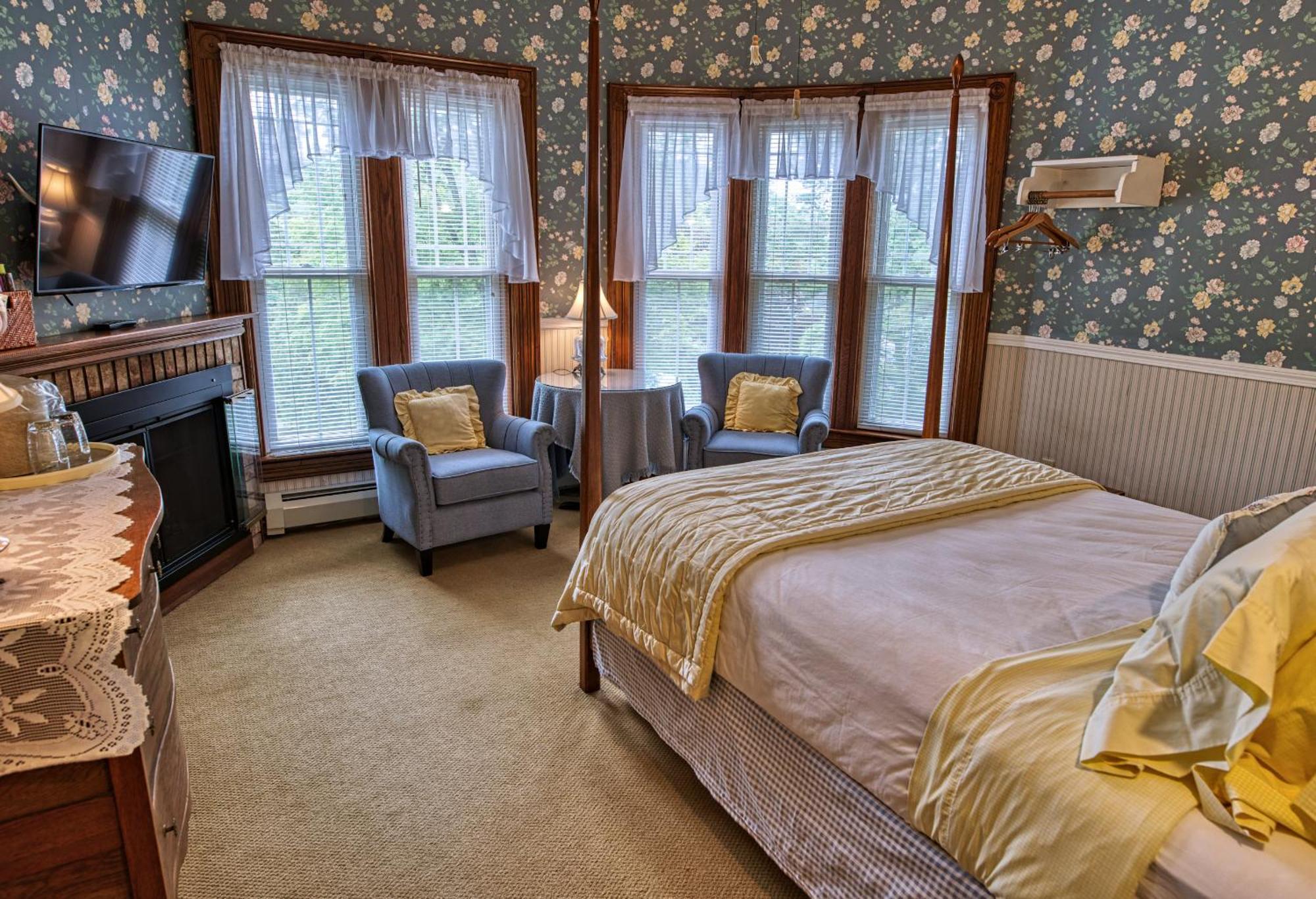 Rockwell Falls Inn And Wine Bar Lake Luzerne Oda fotoğraf