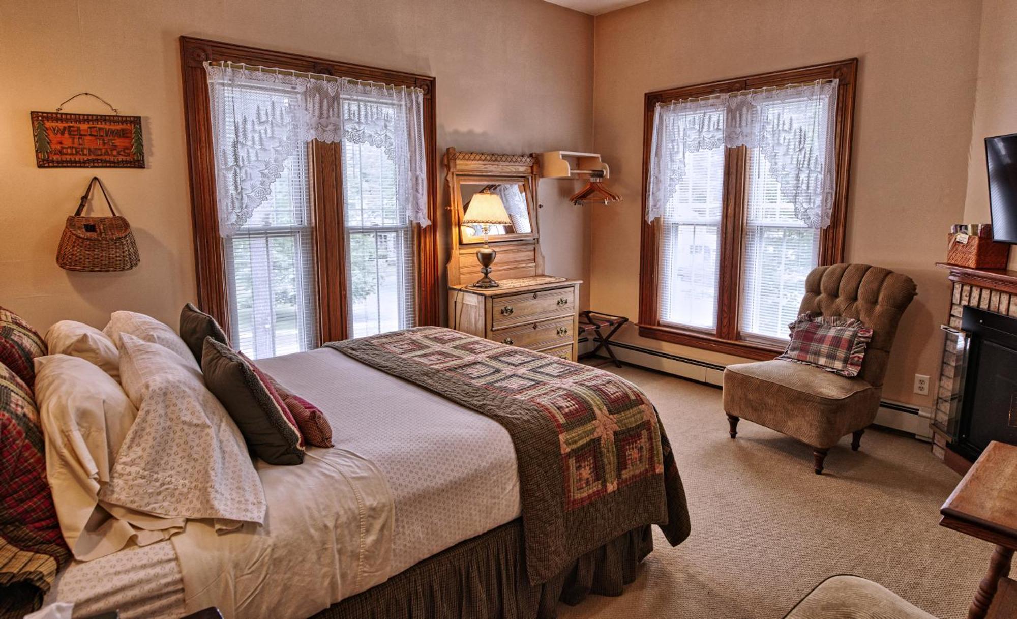 Rockwell Falls Inn And Wine Bar Lake Luzerne Oda fotoğraf